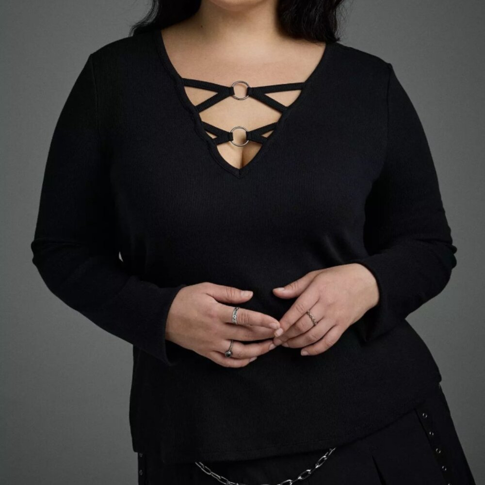 TORRID DEEP BLACK NIGHTFALL LACE FRONT O RING CROP TOP 2 2X 18 20 - Picture 1 of 5